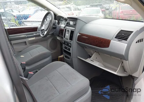 2010 Chrysler Town & Country Touring z USA, uszkodzony, nr VIN 2A4RR5D15AR273580